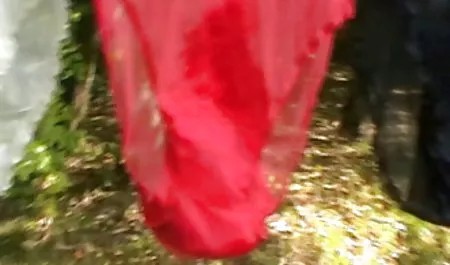 மூன்று இலவச ஆன்லைன் porn பெண்கள், 2 strapons, ஒரு வாய் ஊட்ட வேண்டும்