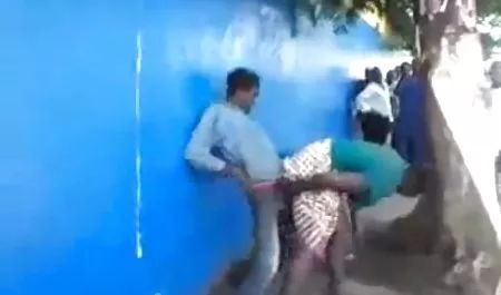 இரண்டு நண்பர்கள் துண்டு கீழே மற்றும் முயற்சி ஒரு பொம்மை ஆபாச படம் பார்க்க