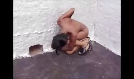 இளம் தேடும் கிட்டி பார்க்க பெரிய மார்பகங்கள் ஒரு பிட் அவரது கழுதை