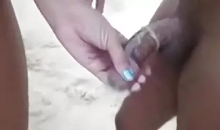 தட்டி முன்னாள் ஒரு பெண்ணின் ஆபாச மறைக்கப்பட்ட கேமரா